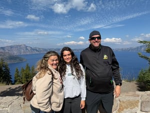 Sara con su haciendo hiking junto a su host family.