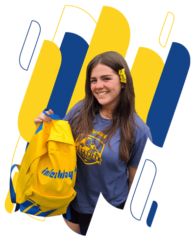 Estudiante feliz disfrutando de su viaje de inmersión lingüística, sosteniendo una mochila como parte del programa de experiencias para aprender inglés. Estudiante feliz disfrutando de su viaje de inmersión lingüística, sosteniendo una mochila como parte del programa de experiencias para aprender inglés.