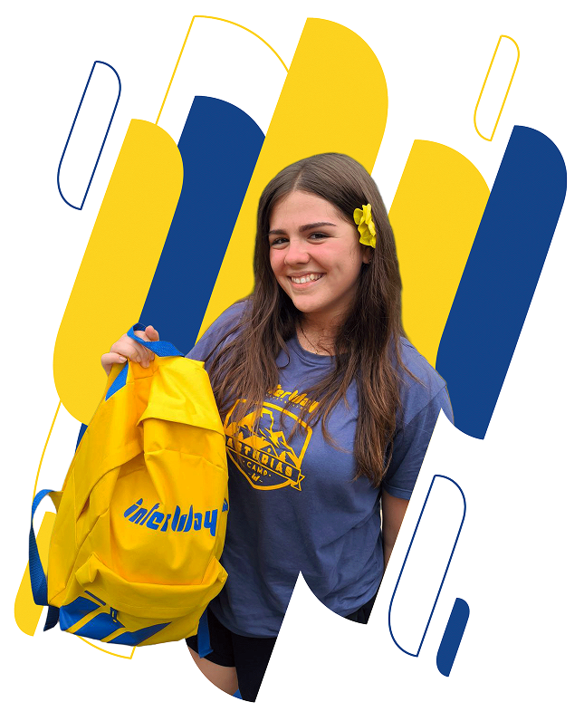 Estudiante feliz disfrutando de su viaje de inmersión lingüística, sosteniendo una mochila como parte del programa de experiencias para aprender inglés. Estudiante feliz disfrutando de su viaje de inmersión lingüística, sosteniendo una mochila como parte del programa de experiencias para aprender inglés.