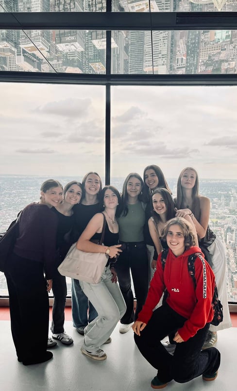 Grupo de estudiantes de intercambio con vistas panorámicas de Toronto desde un mirador