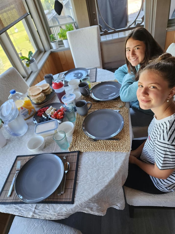 Martina desayunando en casa de su Host family en Canadá