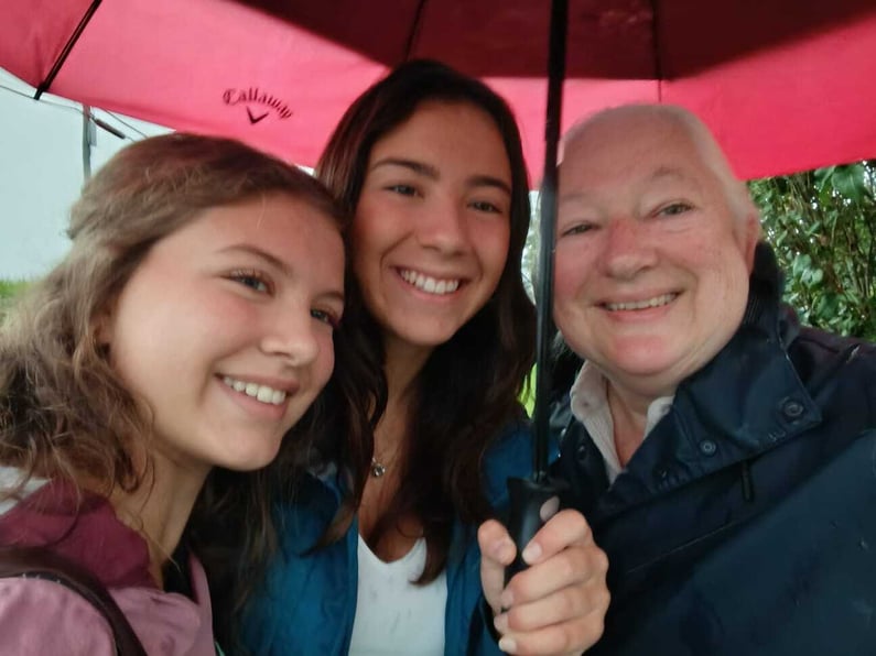 Martina con su familia de acogida en un día lluvioso en Canadá