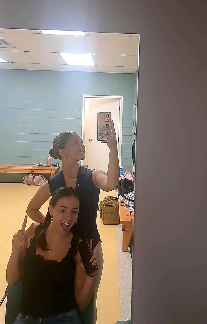 Martina y una amiga haciéndose una selfie en el vestuario