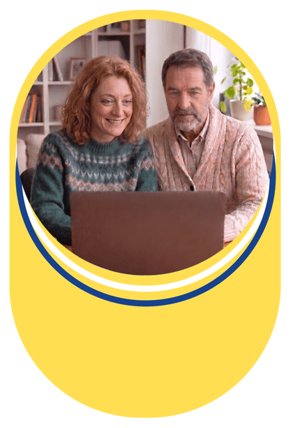 Asesor de Interway explicando las etapas del método de acompañamiento real a una familia Asesor de Interway explicando las etapas del método de acompañamiento real a una familia