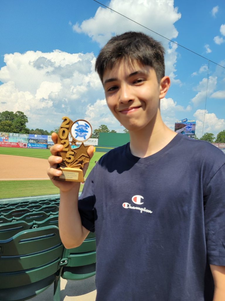 Kerman posando con su trofeo.